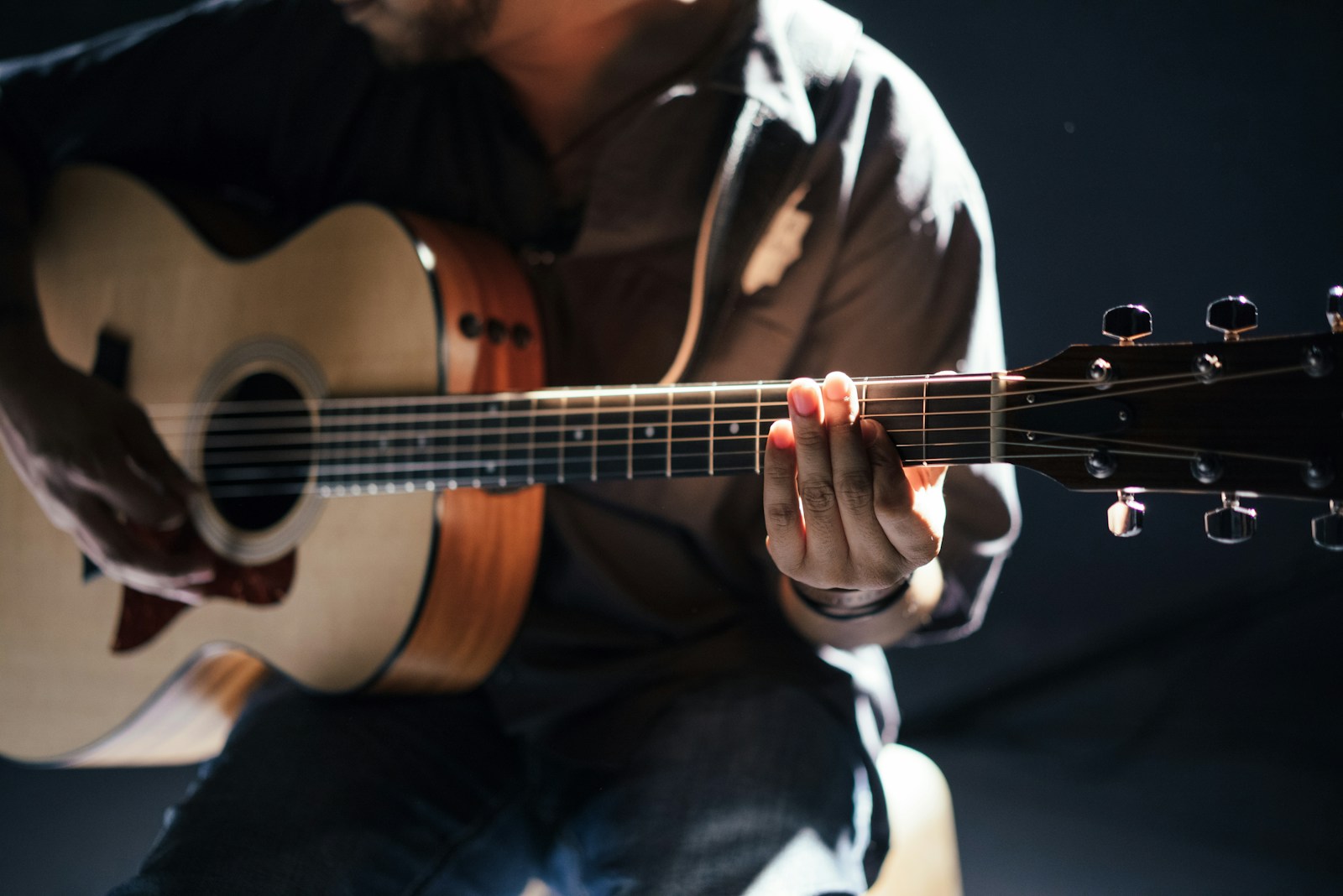 iemand die gitaar speelt