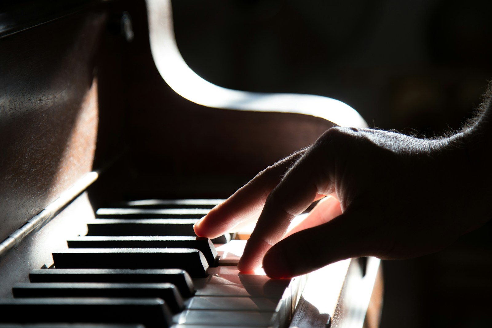 iemand die piano speelt